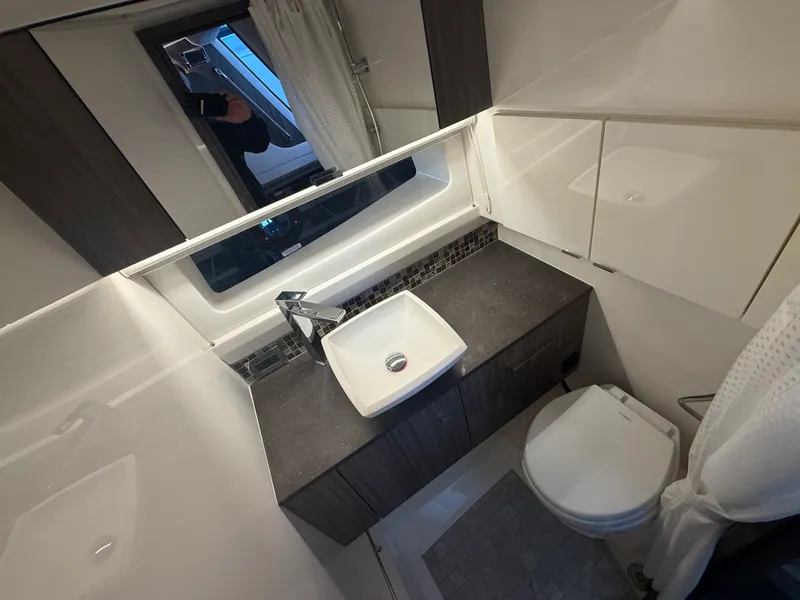 Slide: The Image of Sea Ray SLX 400 Outboard 2026 - 41