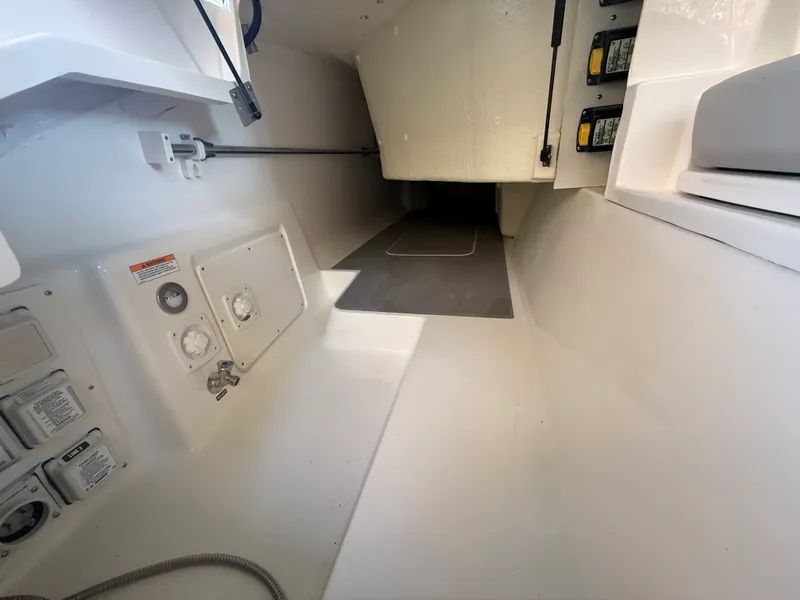 Slide: The Image of Sea Ray SLX 400 Outboard 2026 - 43