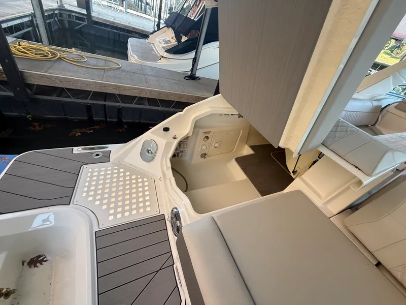 Slide: The Image of Sea Ray SLX 400 Outboard 2026 - 53