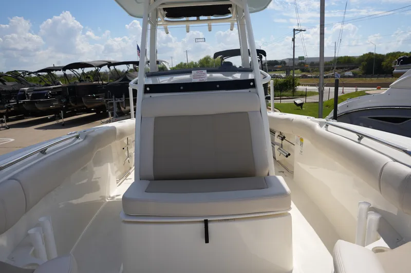 Slide: The Image of Boston Whaler 230 Outrage 2026 - 18