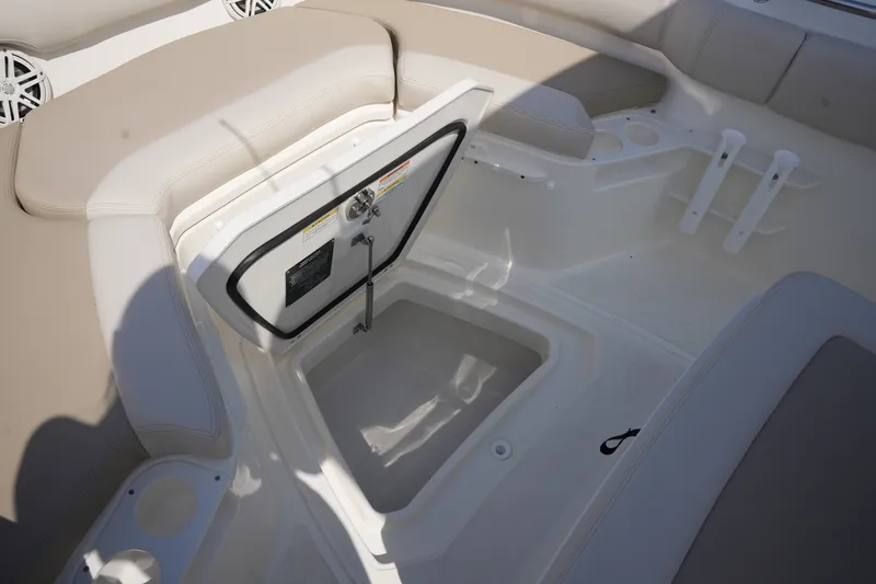 Slide: The Image of Boston Whaler 230 Outrage 2026 - 20