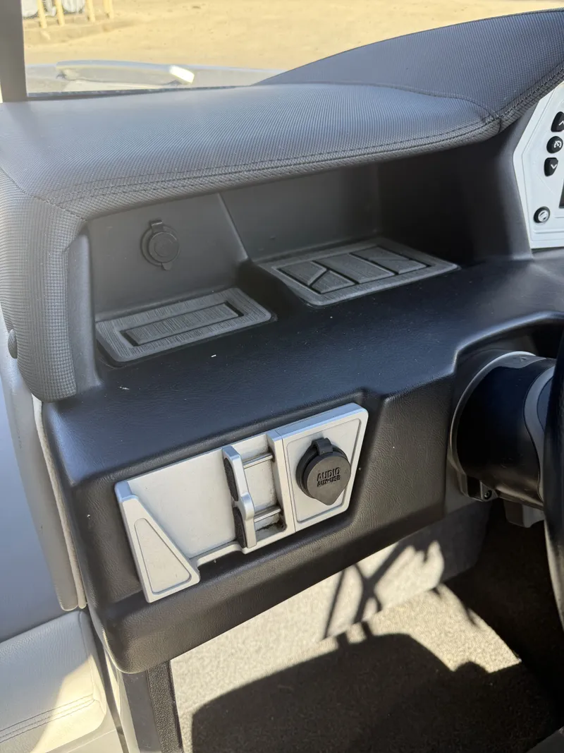 Slide: The Image of Tige R21 2018 - 24