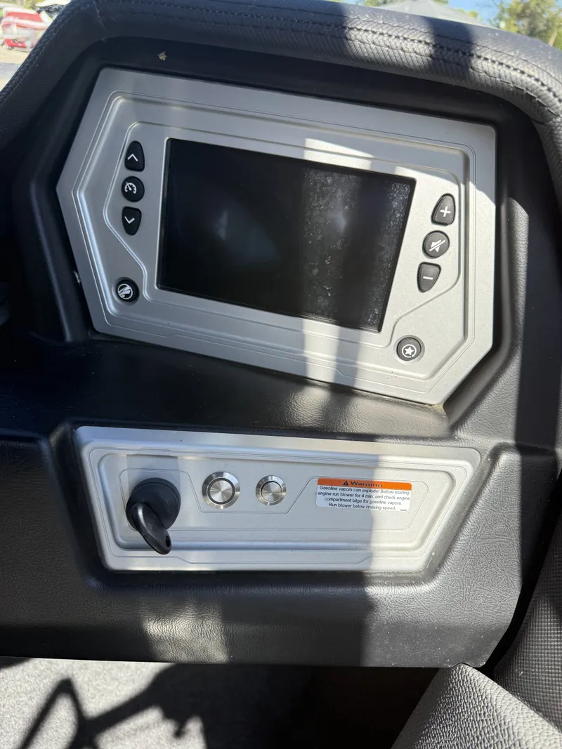 Slide: The Image of Tige R21 2018 - 25