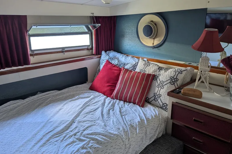 Slide: The Image of Bertram 42 Flybridge Motor Yacht 1975 - 16