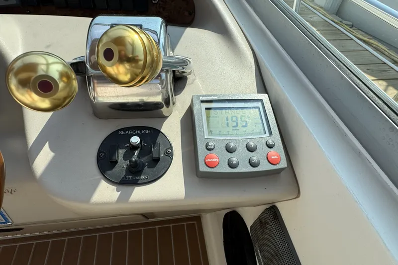 Slide: The Image of Sea Ray 340 Sundancer 2000 - 12