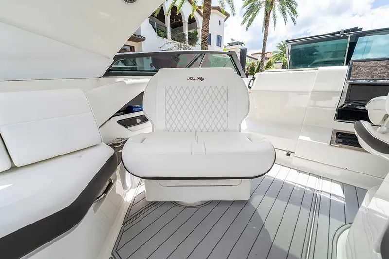 Slide: The Image of Sea Ray SLX 400 2019 - 5