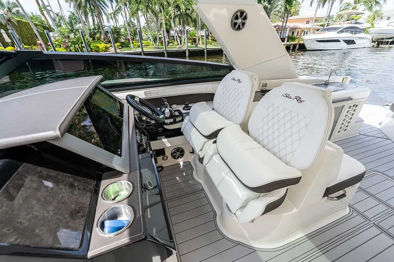 Slide: The Image of Sea Ray SLX 400 2019 - 4