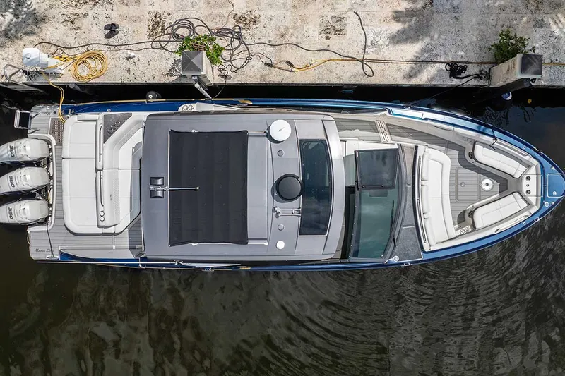 Slide: The Image of Sea Ray SLX 400 2019 - 2