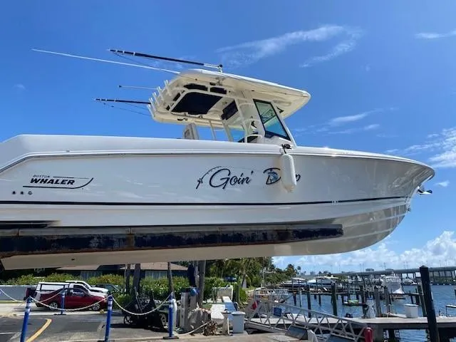 Slide: The Image of Boston Whaler 330 Outrage 2019 - 7