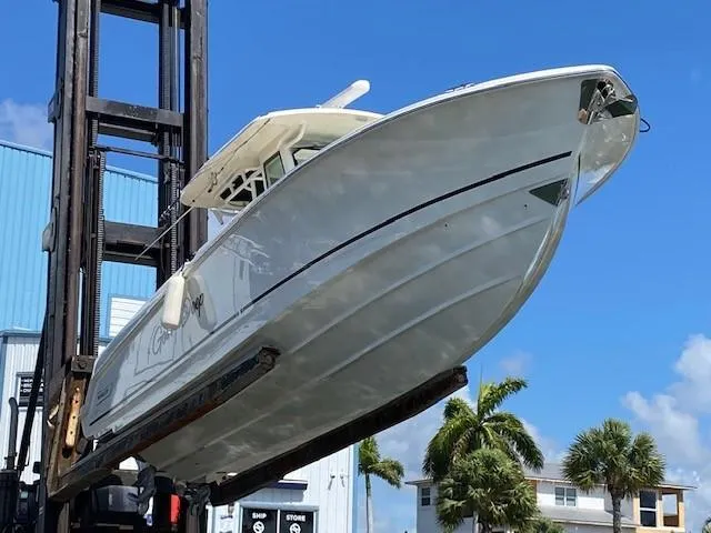 Slide: The Image of Boston Whaler 330 Outrage 2019 - 9