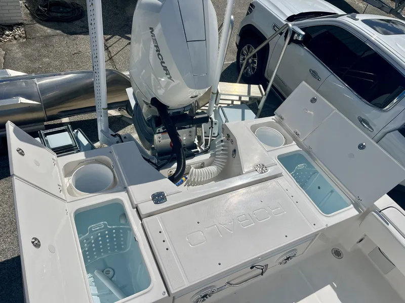 Slide: The Image of Robalo R266 Cayman 2027 - 10