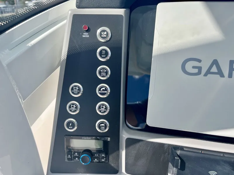 Slide: The Image of Robalo R266 Cayman 2027 - 25