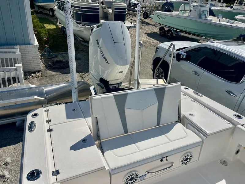 Slide: The Image of Robalo R266 Cayman 2027 - 11