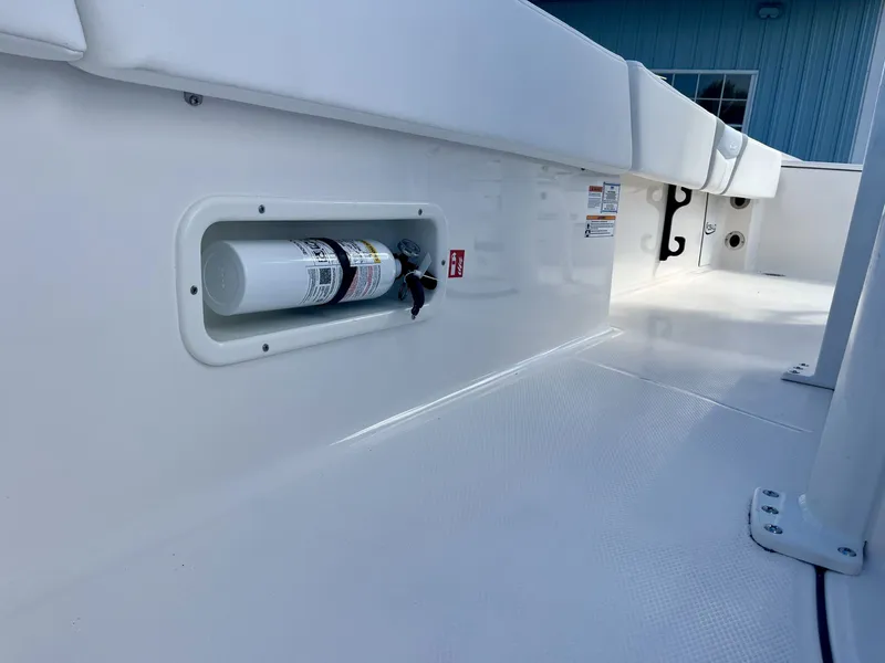 Slide: The Image of Robalo R266 Cayman 2027 - 37