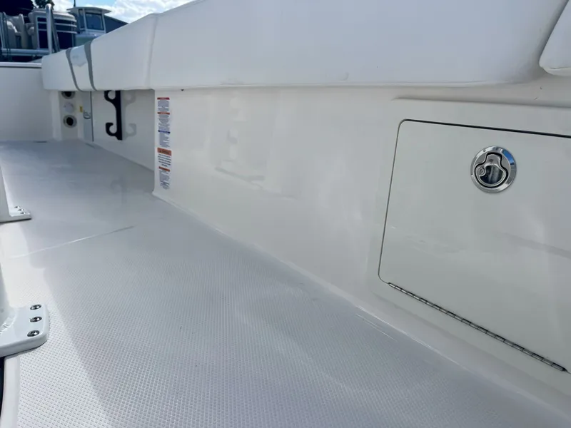 Slide: The Image of Robalo R266 Cayman 2027 - 38