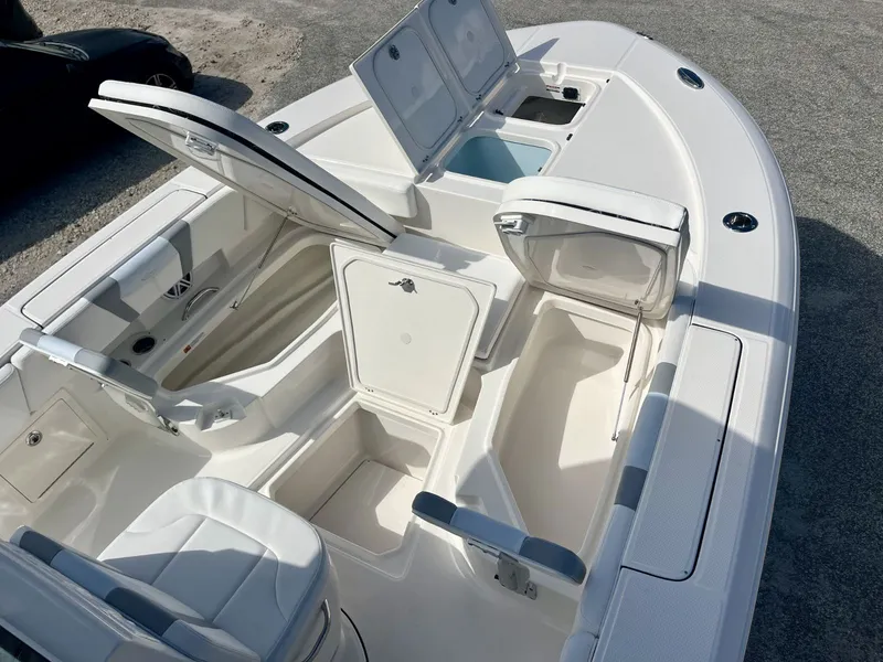 Slide: The Image of Robalo R266 Cayman 2027 - 31