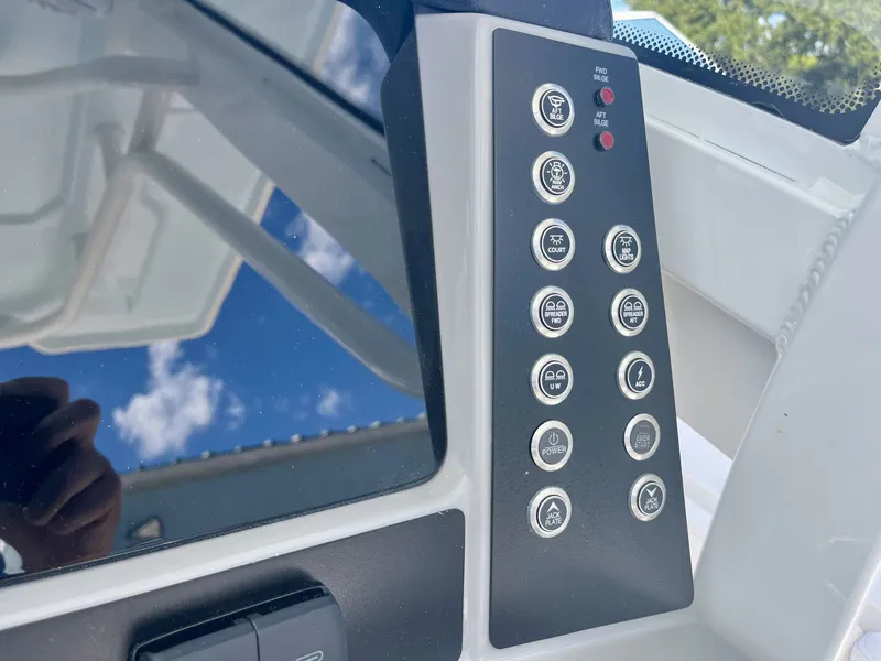 Slide: The Image of Robalo R266 Cayman 2027 - 24