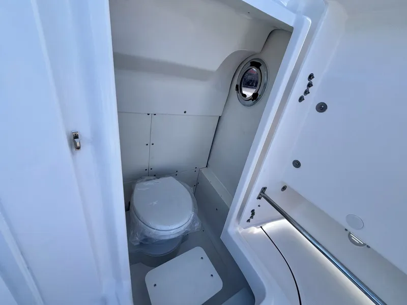 Slide: The Image of Robalo R266 Cayman 2027 - 40
