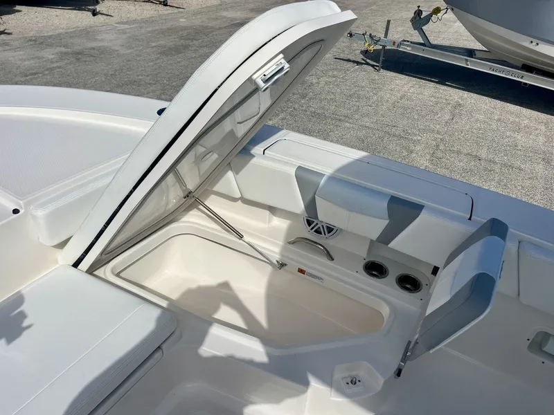 Slide: The Image of Robalo R266 Cayman 2027 - 32