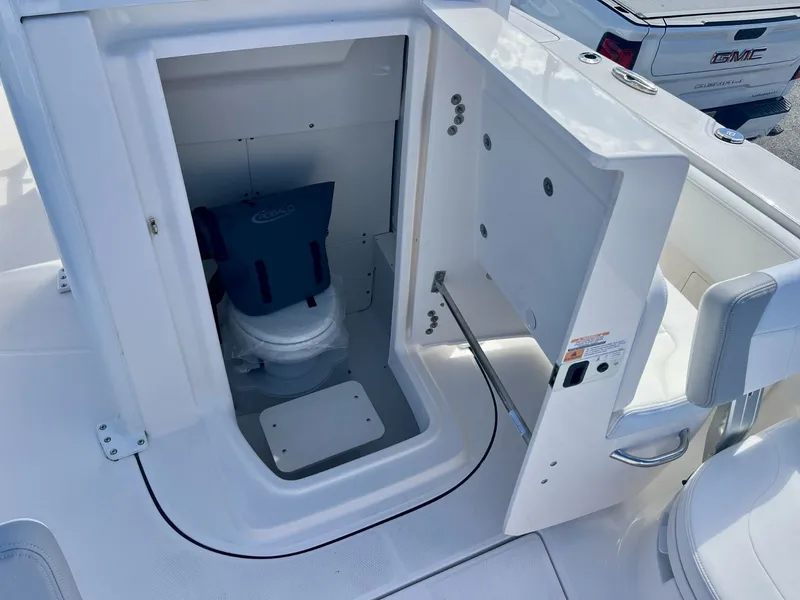 Slide: The Image of Robalo R266 Cayman 2027 - 39
