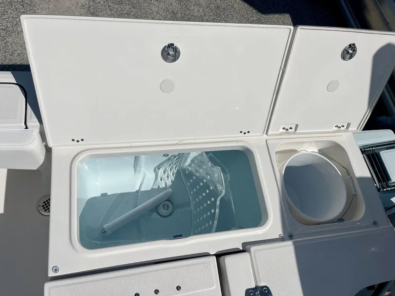 Slide: The Image of Robalo R266 Cayman 2027 - 12