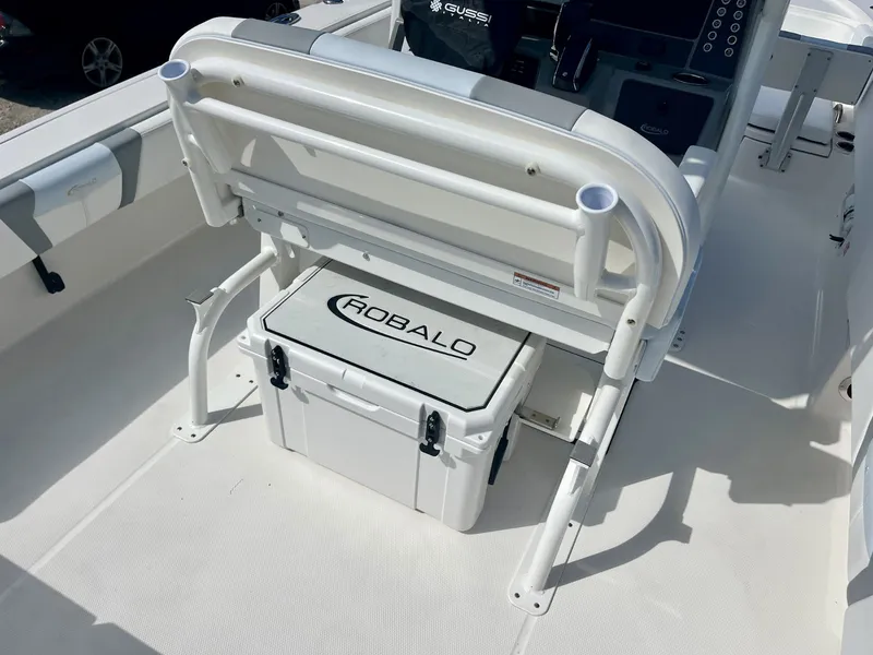 Slide: The Image of Robalo R266 Cayman 2027 - 17