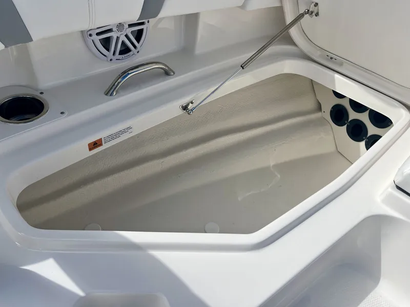 Slide: The Image of Robalo R266 Cayman 2027 - 30