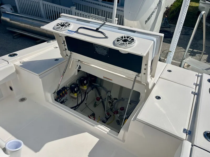 Slide: The Image of Robalo R266 Cayman 2027 - 16