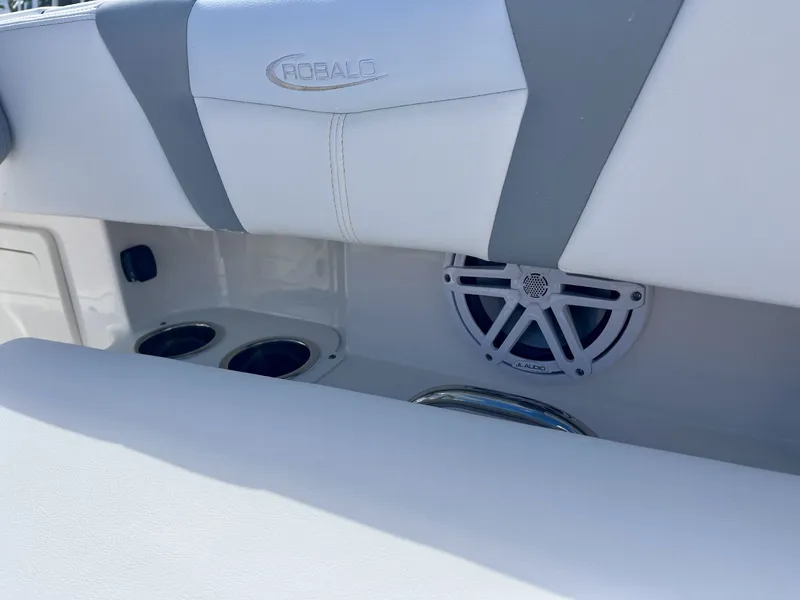 Slide: The Image of Robalo R266 Cayman 2027 - 33