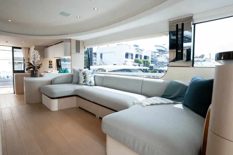 Slide: The Image of Azimut Fly 68 2025 - 23