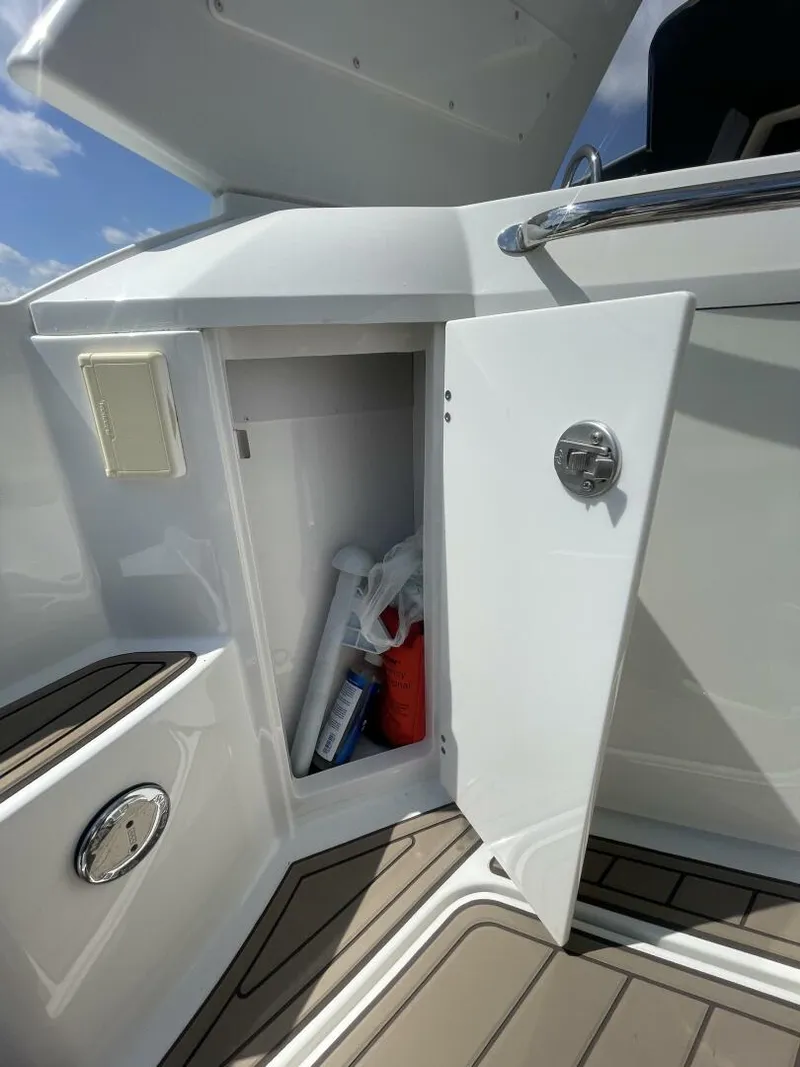 Slide: The Image of Monterey 335 Sport Yacht 2016 - 19