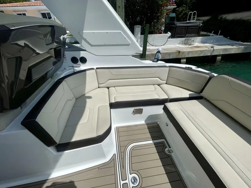 Slide: The Image of Monterey 335 Sport Yacht 2016 - 20