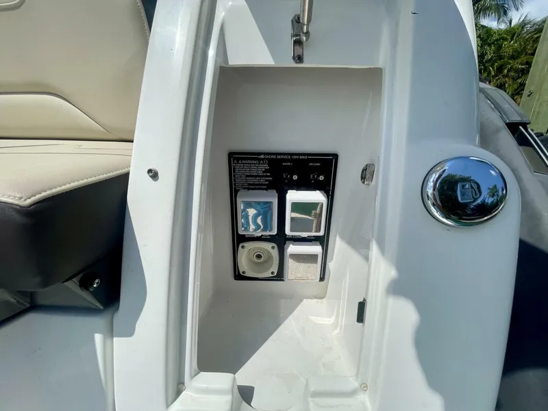 Slide: The Image of Monterey 335 Sport Yacht 2016 - 26