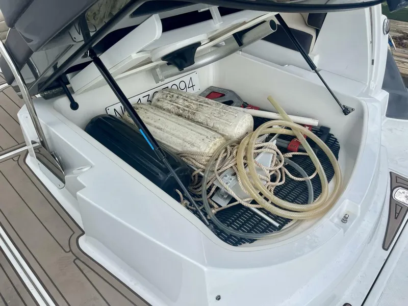 Slide: The Image of Monterey 335 Sport Yacht 2016 - 27