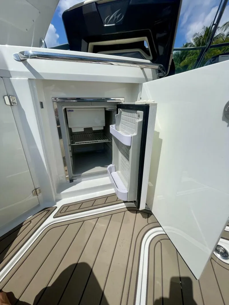 Slide: The Image of Monterey 335 Sport Yacht 2016 - 30