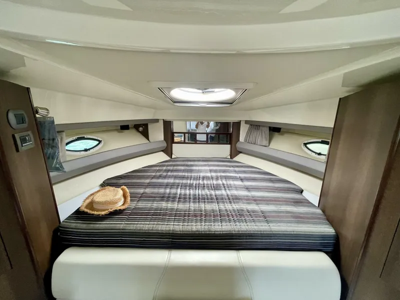 Slide: The Image of Monterey 335 Sport Yacht 2016 - 31