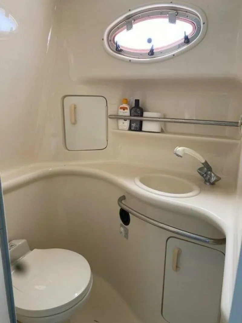 Slide: The Image of Sea Ray 330 Sundancer 1997 - 18