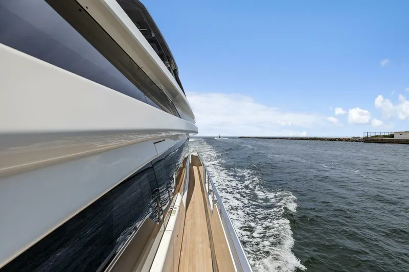 Slide: The Image of Ferretti 850 2021 - 12