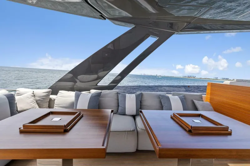 Slide: The Image of Ferretti 850 2021 - 22