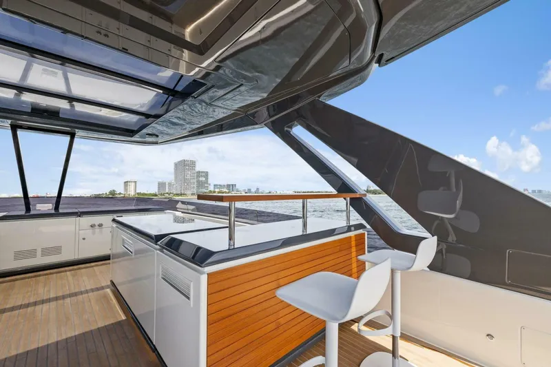 Slide: The Image of Ferretti 850 2021 - 25