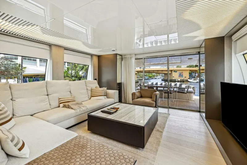 Slide: The Image of Ferretti 850 2021 - 32