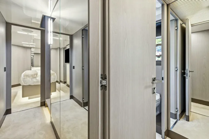 Slide: The Image of Ferretti 850 2021 - 55