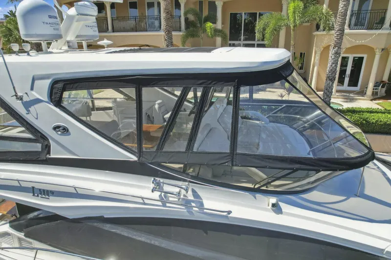 Slide: The Image of Sea Ray L590 Fly 2018 - 16