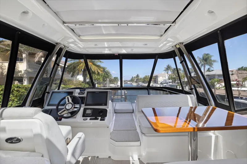 Slide: The Image of Sea Ray L590 Fly 2018 - 19