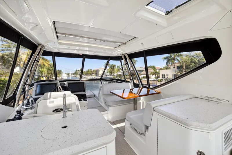 Slide: The Image of Sea Ray L590 Fly 2018 - 22