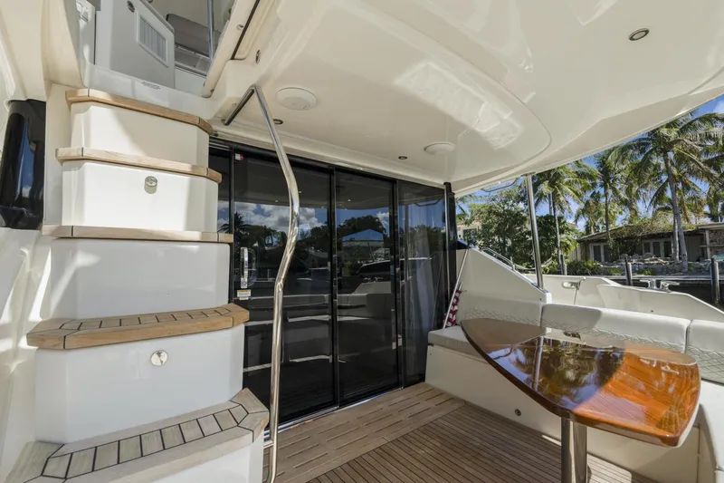 Slide: The Image of Sea Ray L590 Fly 2018 - 23