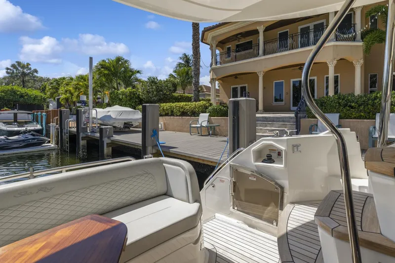 Slide: The Image of Sea Ray L590 Fly 2018 - 24