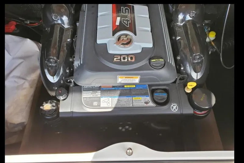 Slide: The Image of Stingray 215 CR 2018 - 11