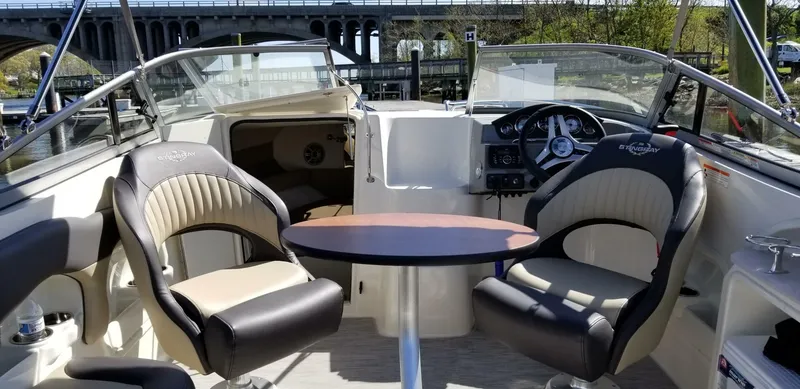 Slide: The Image of Stingray 215 CR 2018 - 3