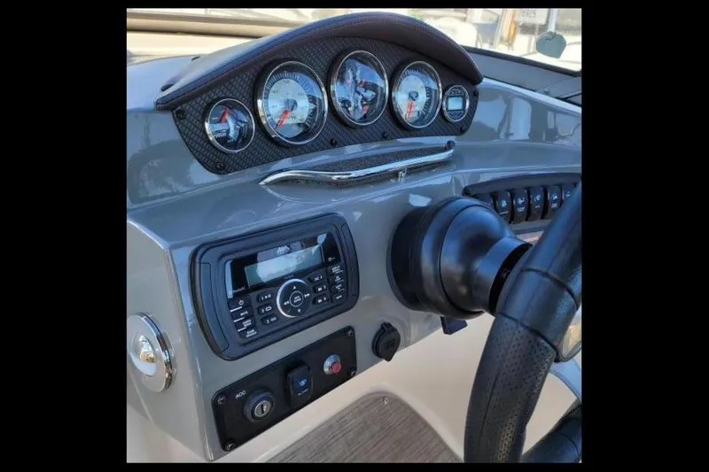 Slide: The Image of Stingray 215 CR 2018 - 5